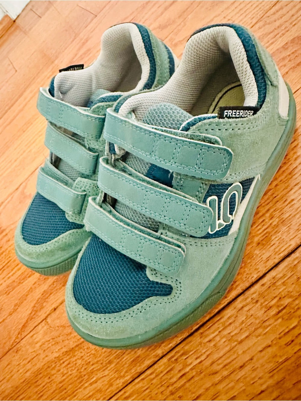 Boys Adidas Velcro Sneakers in Teal Blue Size 1.5